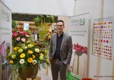 Thomas van Megen is the owner of Gerbera van Megen, one of the two professional gerbera growers in Germany. And the biggest one. The comapny produces 110 different varieties, since 2021 all flowers/bouquets are wrapped in paper rfully replacing plastic.